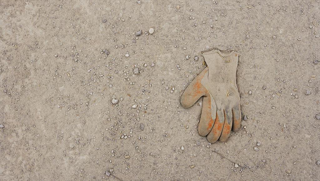 un gant d'artisan abandonné